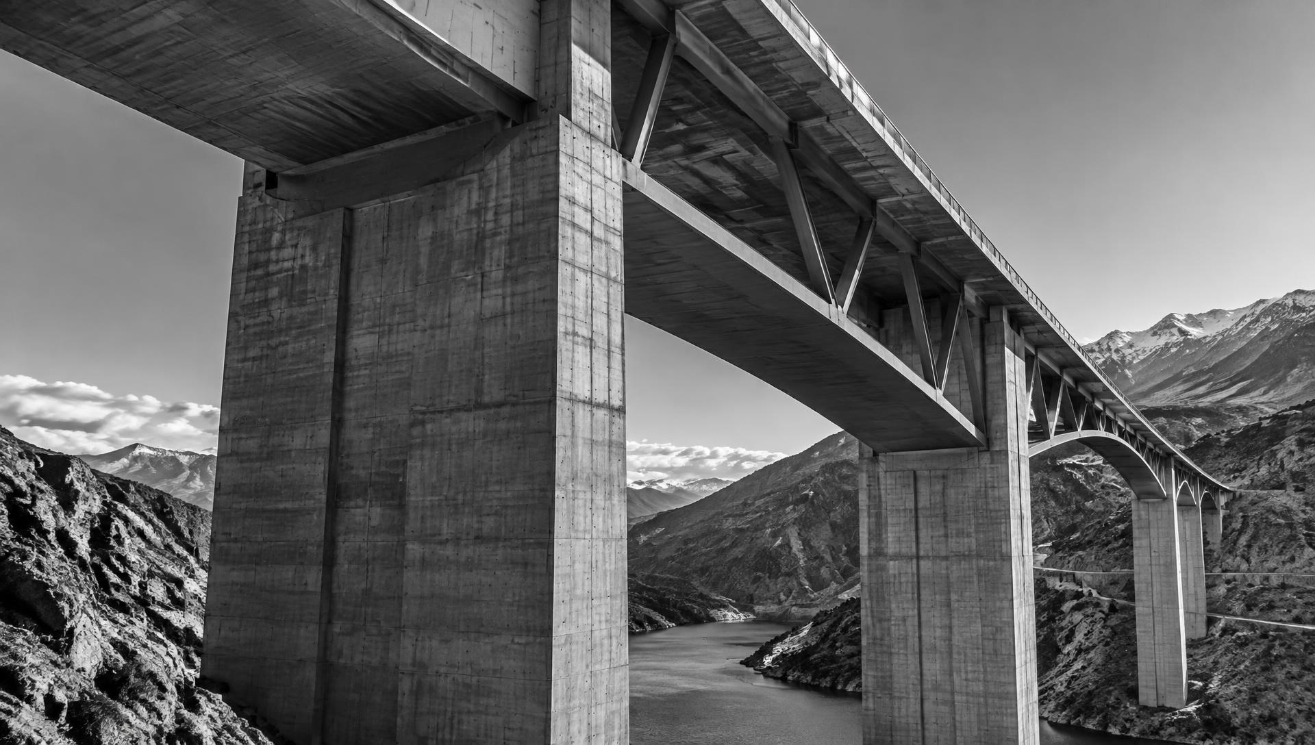 Puente de hormigón y acero en paisaje cordillerano